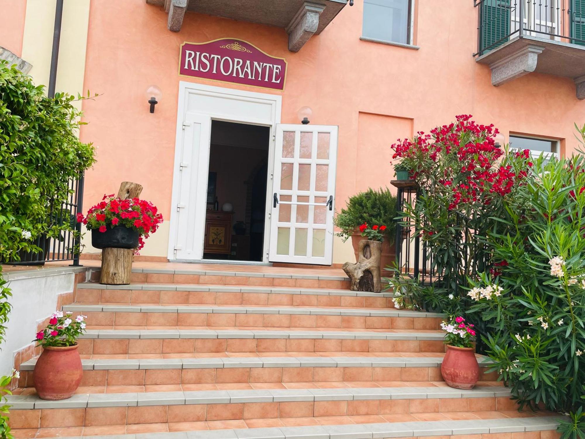 Hotel Ristorante Borgovecchio Montegrosso d'Asti Luaran gambar